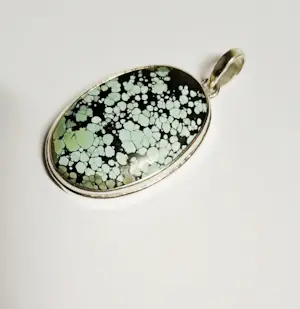 In nieuwstaat zilveren hanger met Spider web Green Turquoise kopen? Bied vanaf 70!