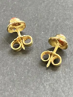 14 karaats geelgouden oorknoppen met bloedkoraal kopen? Bied vanaf 60!