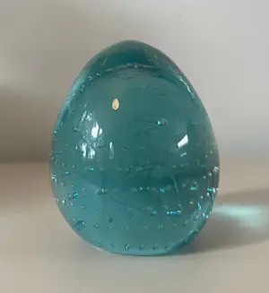 Niet of onleesbaar gesigneerd - Studio glazen presse papier ei-vorm gesigneerd Wils - 2004 kopen? Bied vanaf 1!