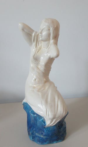 Niet of onleesbaar gesigneerd - Aardewerk beeld van naakte vrouw op blauwe rots kopen? Bied vanaf 1!