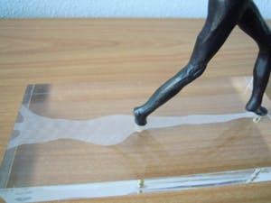 Corry Ammerlaan - Beeld naakte vrouw op plexiglas voet met schaduw gegraveerd kopen? Bied vanaf 45!