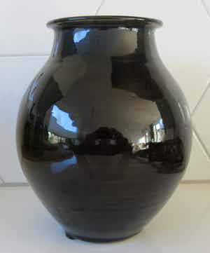 Niet of onleesbaar gesigneerd - Studio keramische donkergroen geglazuurde vaas verkocht voor € 10!