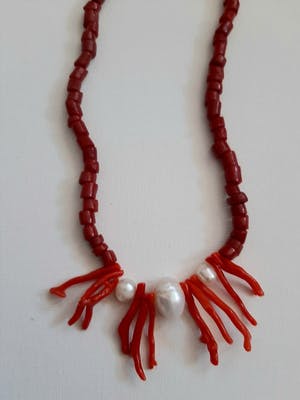 Niet of onleesbaar gesigneerd - Collier echt Bloedkoraal en echt Parels kopen? Bied vanaf 1!