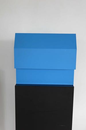 Nikolaus Urban - Triplex/ kartonnen object, Blauw huis (op sokkel) kopen? Bied vanaf 100!