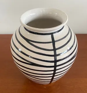 Niet of onleesbaar gesigneerd - Vintage kunstaardewerken vaas met zwart wit decor kopen? Bied vanaf 1!