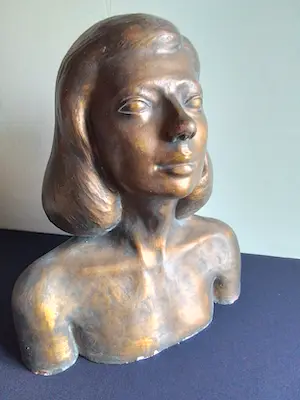 Niet of onleesbaar gesigneerd - Fraai brons gepatineerde buste van een jonge dame kopen? Bied vanaf 1!