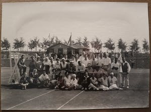 Niet of onleesbaar gesigneerd - Tennisclub kopen? Bied vanaf 1!