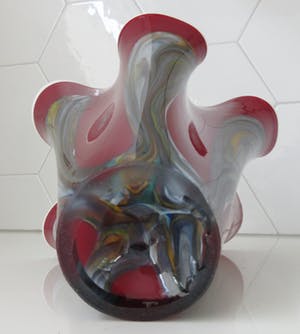 Niet of onleesbaar gesigneerd - Murano rode en meerkleurige witte opaline Fazzoletto vaas kopen? Bied vanaf 10!
