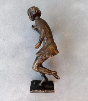 Harry van den Thillart - Hinkelend Meisje - Brons kopen? Bied vanaf 49!