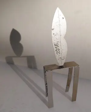 Klaas Gubbels - Lippen op tafel, dubbelgesigneerd metalen beeld (2015) kopen? Bied vanaf 195!