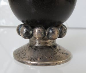 Niet of onleesbaar gesigneerd - Fruit houten bekertje met zwaar verzilverde noppen voet gesigneerd CM kopen? Bied vanaf 1!