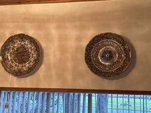 Koninklijke Tichelaar Makkum - Paar plateel Makkum schotels met polychrome bloemdecoratie kopen? Bied vanaf 100!