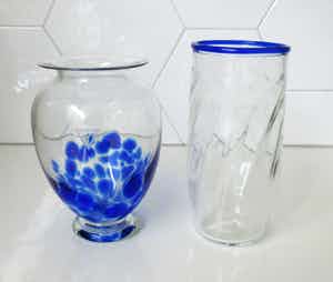 Niet of onleesbaar gesigneerd - Twee Studio Glazen vazen (2) verkocht voor € 10!