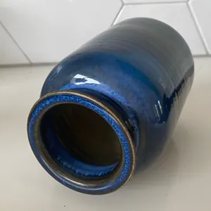 Herman Zaalberg (II) - Steengoed vaasje voorzien van blauw en bruin stroomglazuur kopen? Bied vanaf 1!