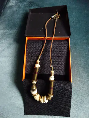 Langani - Verfijnde ketting met de zwarte parel in aardetinten, koper en goud kopen? Bied vanaf 45!