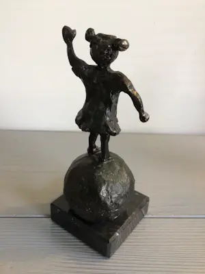 Astrid Veldhuyzen-Koppen - Sculptuur “ Vrolijk meisje op bal “ kopen? Bied vanaf 55!
