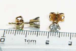 04 - Een charmant paar 14 karaats geelgoud en (0.70ct) diamanten oorstekers kopen? Bied vanaf 580!