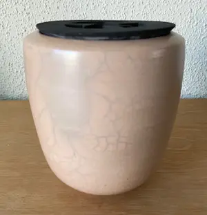 Anke van der Kwaak - Roze Raku gestookte kunst keramische vaas of urn kopen? Bied vanaf 1!