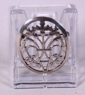 Opengewerkte zilveren broche met wapenschild. kopen? Bied vanaf 1!