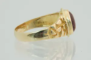 75- mooi bewerkte 18Krt geel gouden ring met cabuchon geslepen kleursteen kopen? Bied vanaf 220!
