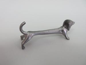 Curiosa - Zes mooie metalen messenleggers in de vorm van een teckel kopen? Bied vanaf 1!