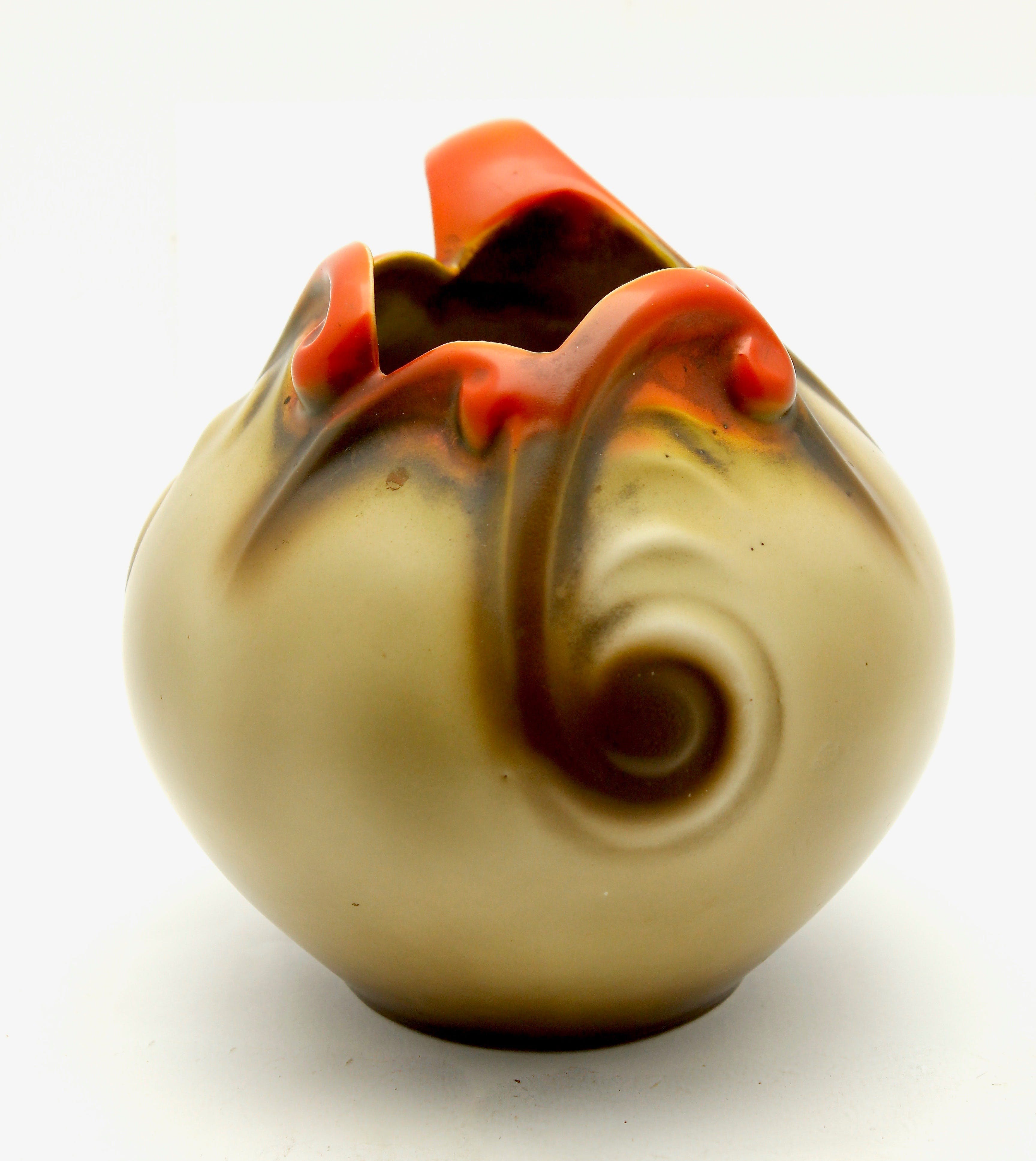 N.V. Porselein- en Tegelfabriek Mosa - Organisch vormgegeven Art deco oorvaas kopen? Bied vanaf 29!