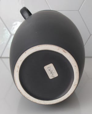 Niet of onleesbaar gesigneerd - Antraciete moderne keramische design amfoor vaas kopen? Bied vanaf 10!