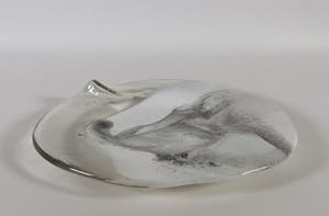 Anna Ehrner - Ronde grote schaal met blauwe en zwarte aders (+ een onbekende schaal) kopen? Bied vanaf 80!