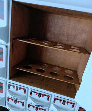 Societe Ceramique - Houten kruidenkast Societe Ceramique Maestricht - zeldzaam ArtDeco motief kopen? Bied vanaf 150!