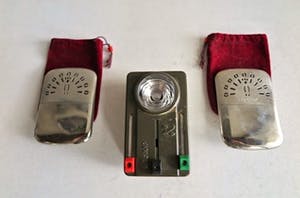 Curiosa - Peacock -Set Benzine Handwarmers en Legerzaklamp met Groen, Rood of Gedimd licht kopen? Bied vanaf 1!