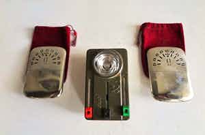 Peacock -Set Benzine Handwarmers en Legerzaklamp met Groen, Rood of Gedimd licht verkocht voor € 1!