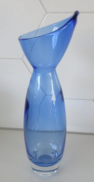 Niet of onleesbaar gesigneerd - Studio blauw glazen vrij gevormde vaas kopen? Bied vanaf 1!