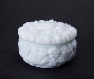 Curt Schlevogt - Art deco 'Ingrid' dekseldoosje met een reliëf decor 'Zonnenbloem' kopen? Bied vanaf 19!