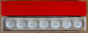 AcheterDamien Hirst - 7 pingpong ballen in kartonnen doos: The magnificent seven - 2000? Enchérissez de 795!