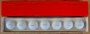 Damien Hirst - 7 pingpong ballen in kartonnen doos: The magnificent seven - 2000 vendu pour 795€ !