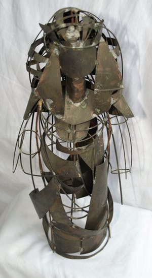 Niet of onleesbaar gesigneerd - Beeld van blik en ijzerdraad, “Koningin” – 34 cm hoog kopen? Bied vanaf 10!