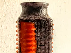 Carstens Tonnieshof - Keramik Vase Relief-Rippendekor Orange/braun 60er/70er Jahre kopen? Bied vanaf 70!