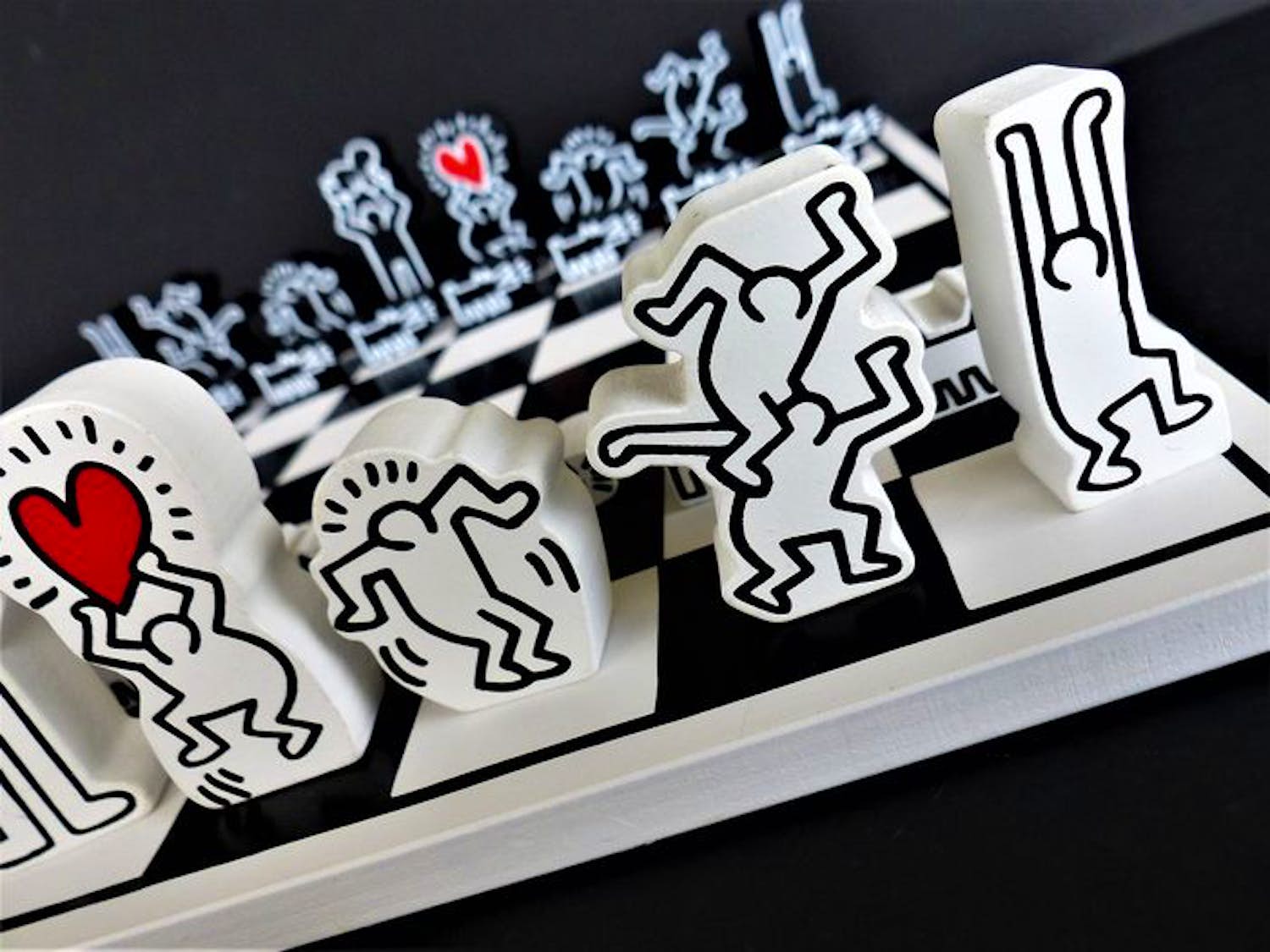 Keith Haring - Limited Edition Chess Game made by Vilac France verkocht voor € 75!