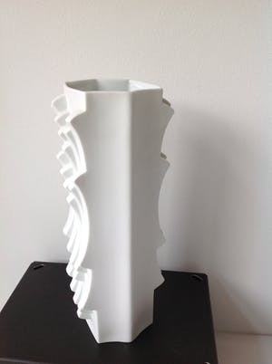 Hutschenreuther - Grote Reliëfvaas (h 30 cm) uit de serie Archais ontwerp Heinrich Fuchs kopen? Bied vanaf 75!