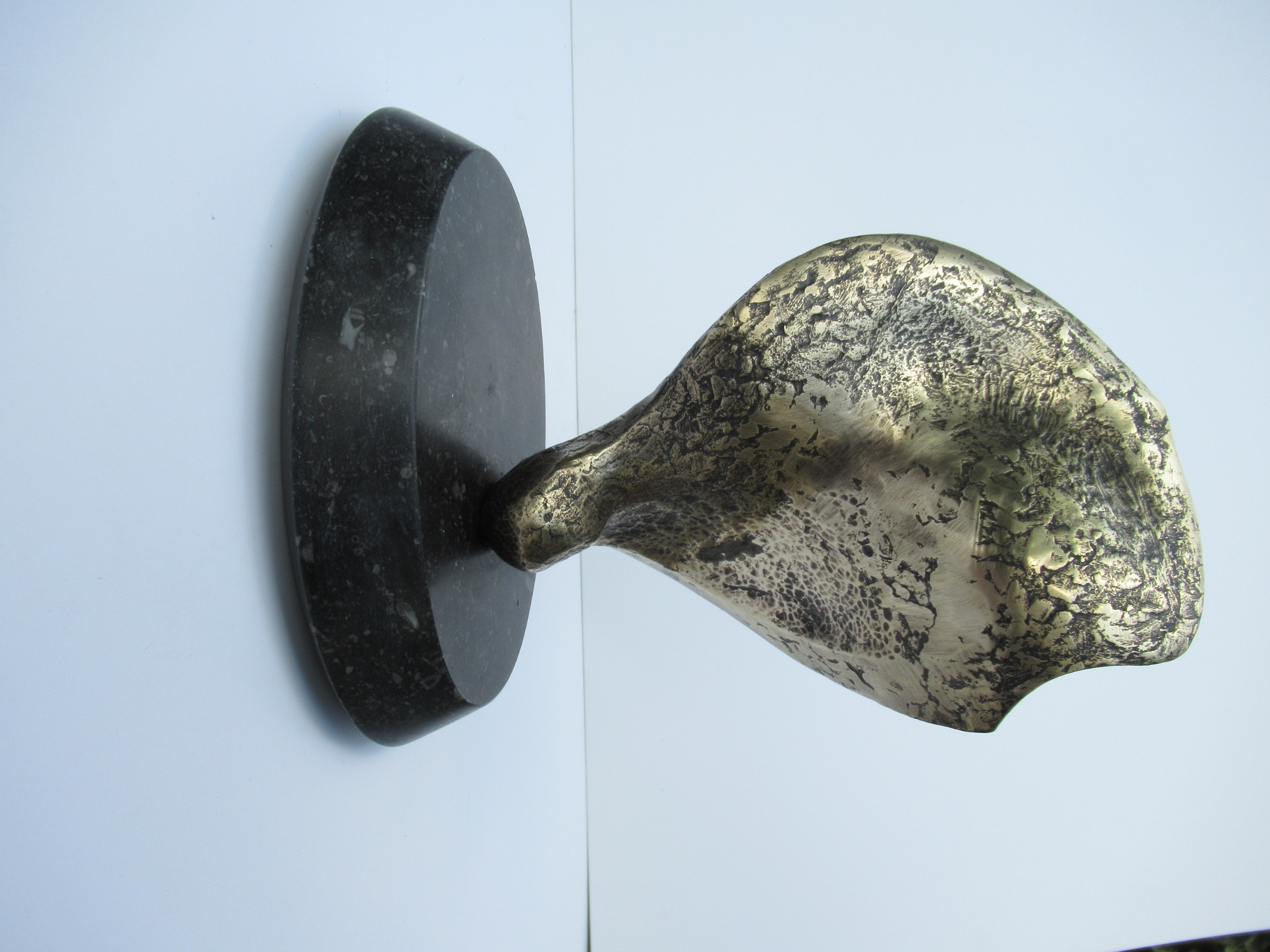 Niet of onleesbaar gesigneerd - Bronzen sculptuur op zwart marmeren voet kopen? Bied vanaf 1!