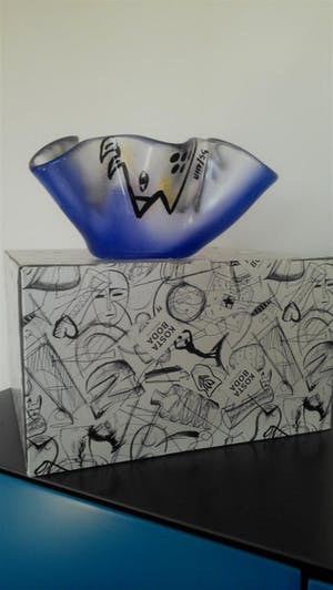 Kosta Boda - Ulrica Hydman-Vallien :Happy Going schaal kopen? Bied vanaf 45!