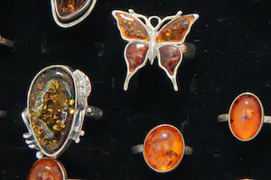 35 - Lot best. uit 27 zilveren (1e gehlt) ringen met bruin/oranje stenen kopen? Bied vanaf 60!