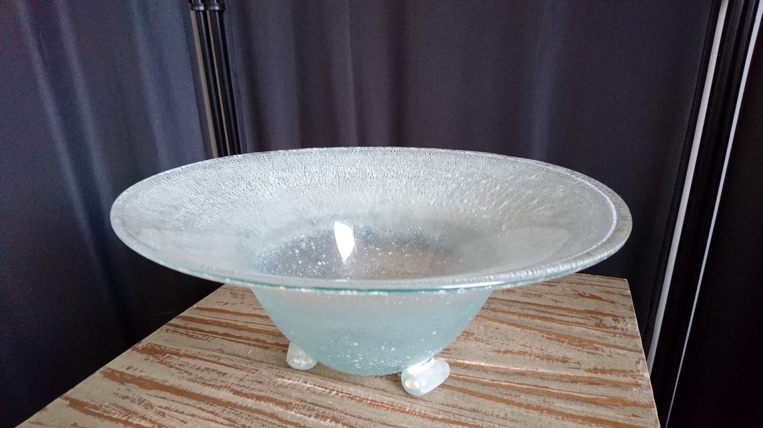 Niet of onleesbaar gesigneerd - Diepe tincraquelé schaal op pootjes kopen? Bied vanaf 1!