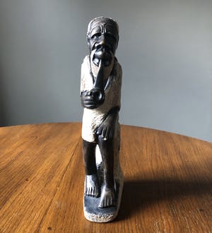 Niet of onleesbaar gesigneerd - Afrikaans grootvader beeld met pijp kopen? Bied vanaf 1!