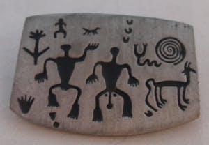 Niet of onleesbaar gesigneerd - Urban Fetishes metalen Broche kopen? Bied vanaf 10!