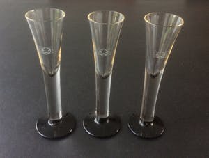 Niet of onleesbaar gesigneerd - Likeurkaraf met drie glazen kopen? Bied vanaf 10!