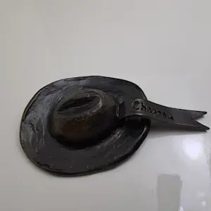 Corry Ammerlaan - Bronzen Hoed met vermelding Chapeau kopen? Bied vanaf 25!