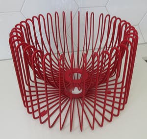 Niet of onleesbaar gesigneerd - Ehlén Johansson - Ikea - metalen rode ‘Trådig’ fruitschaal kopen? Bied vanaf 1!