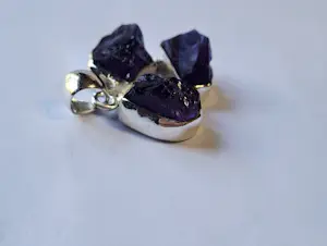Nieuw een ruwe hanger met Amethist in zijn natuurlijke, onbewerkte vorm kopen? Bied vanaf 80!