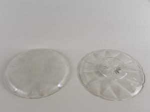 Niet of onleesbaar gesigneerd - 2 grote glazen jaren 60 schalen kopen? Bied vanaf 1!